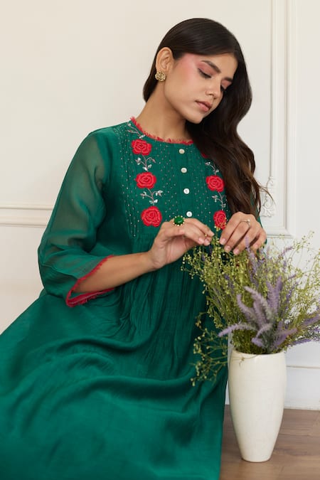 Buy_Juanita By Shubhda_Emerald Green Chanderi Embroidery Round Neck Kurta With Pant 