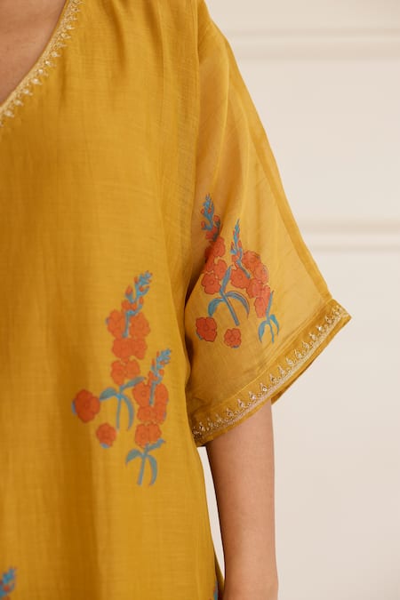 Buy_Juanita By Shubhda_Yellow Chanderi Embroidery V-neck Ochre Floral Pattern Kurta And Pant Set 