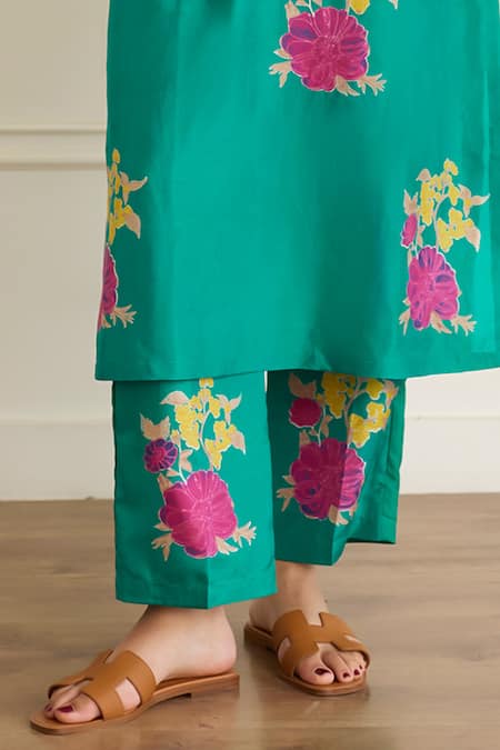 Juanita By Shubhda_Green Silk Embroidery Notched Neck Jade Kurta With Pant _Online_at_Aza_Fashions
