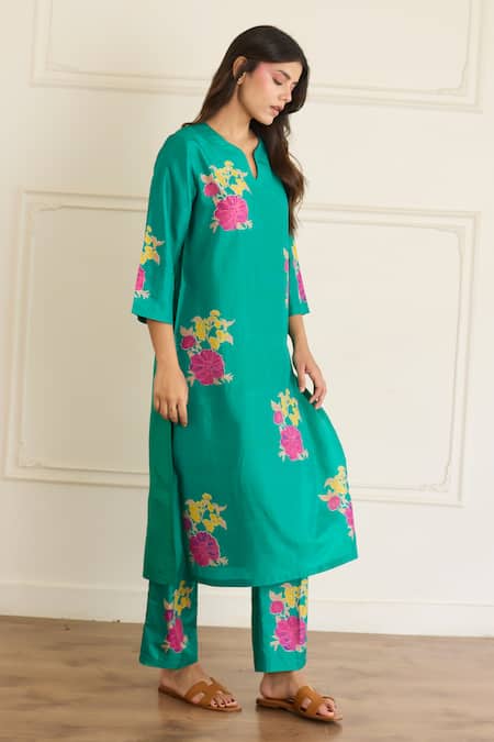 Buy_Juanita By Shubhda_Green Silk Embroidery Notched Neck Jade Kurta With Pant _Online_at_Aza_Fashions