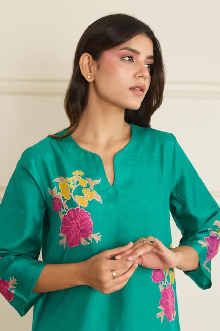 Juanita By Shubhda_Green Silk Embroidery Notched Neck Jade Kurta With Pant _at_Aza_Fashions