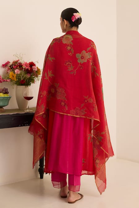 Juanita By Shubhda_Red Chanderi Embroidery Split V-neck Scarlet Floral Pattern Kurta Set _Online_at_Aza_Fashions