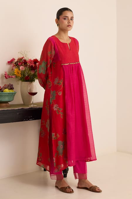Buy_Juanita By Shubhda_Red Chanderi Embroidery Split V-neck Scarlet Floral Pattern Kurta Set _Online_at_Aza_Fashions