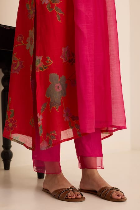 Juanita By Shubhda_Red Chanderi Embroidery Split V-neck Scarlet Floral Pattern Kurta Set _at_Aza_Fashions