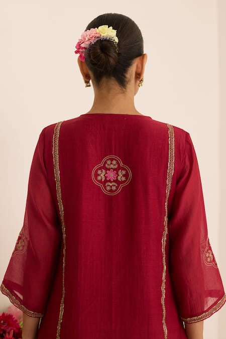 Juanita By Shubhda_Maroon Chanderi Embroidery V-neck Claret Kurta Set _Online_at_Aza_Fashions