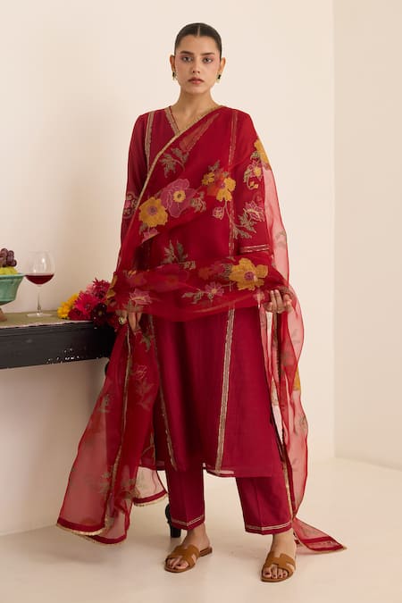 Juanita By Shubhda_Maroon Chanderi Embroidery V-neck Claret Kurta Set _at_Aza_Fashions