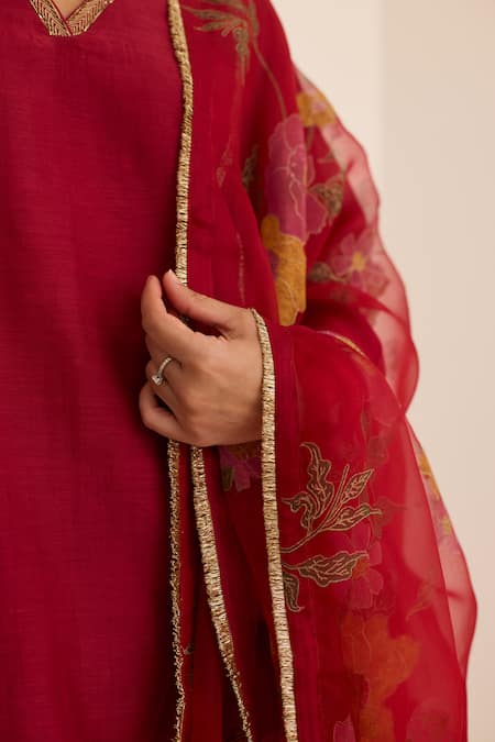 Buy_Juanita By Shubhda_Maroon Chanderi Embroidery V-neck Claret Kurta Set 