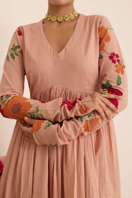 Buy_Juanita By Shubhda_Peach Cotton Embroidery V-neck Salmon Anarkali Set With Floral Pattern Dupatta 