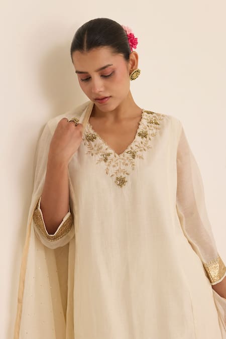 Juanita By Shubhda_Ivory Chanderi Pearls, Metallic Thread V-neck And Mukaish Work Kurta Set _Online_at_Aza_Fashions
