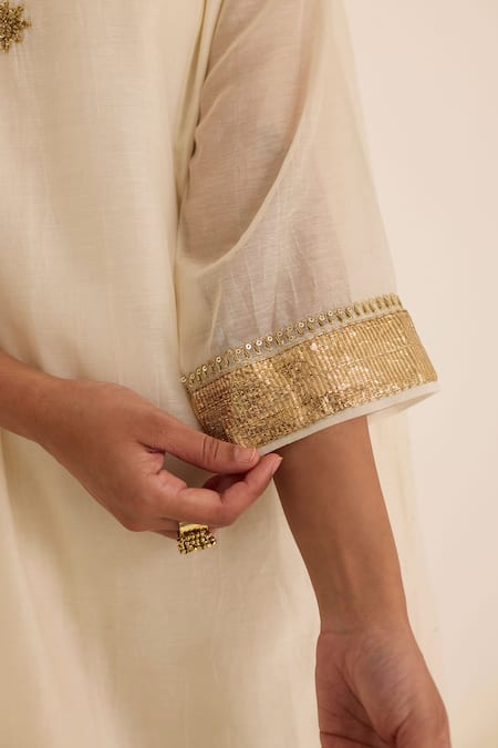 Buy_Juanita By Shubhda_Ivory Chanderi Pearls, Metallic Thread V-neck And Mukaish Work Kurta Set _Online_at_Aza_Fashions