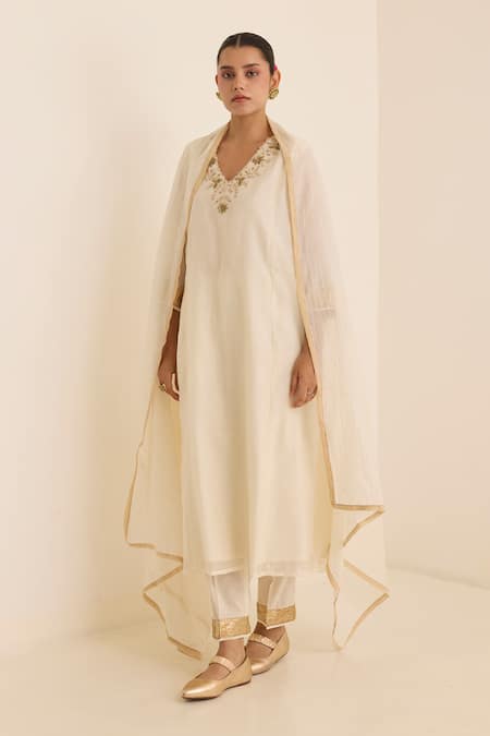 Juanita By Shubhda Ivory Chanderi Pearls, Metallic Thread V-neck And Mukaish Work Kurta Set 