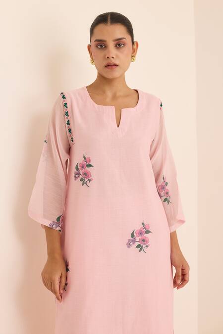 Juanita By Shubhda_Pink Chanderi Embroidery Split V-neck Rene Floral Pattern Kurta Set _at_Aza_Fashions