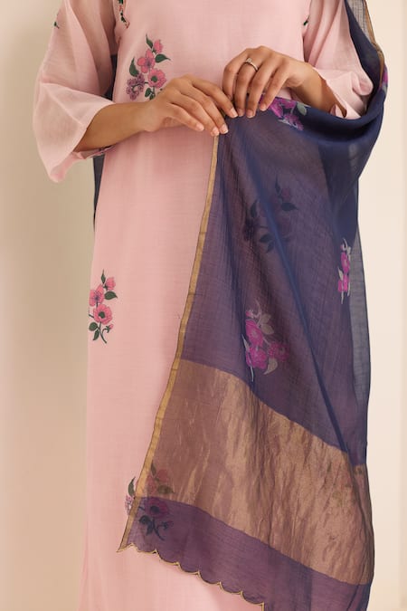 Buy_Juanita By Shubhda_Pink Chanderi Embroidery Split V-neck Rene Floral Pattern Kurta Set 