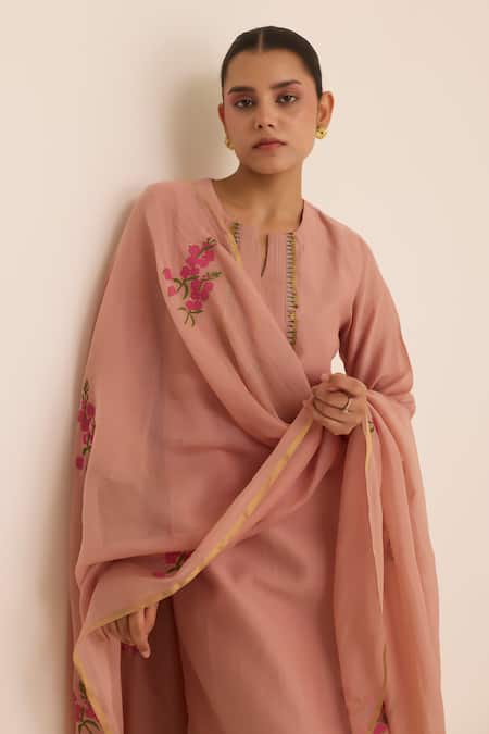 Juanita By Shubhda_Pink Chanderi Embroidery Split V-neck Ivy Peach Kurta Set _Online_at_Aza_Fashions