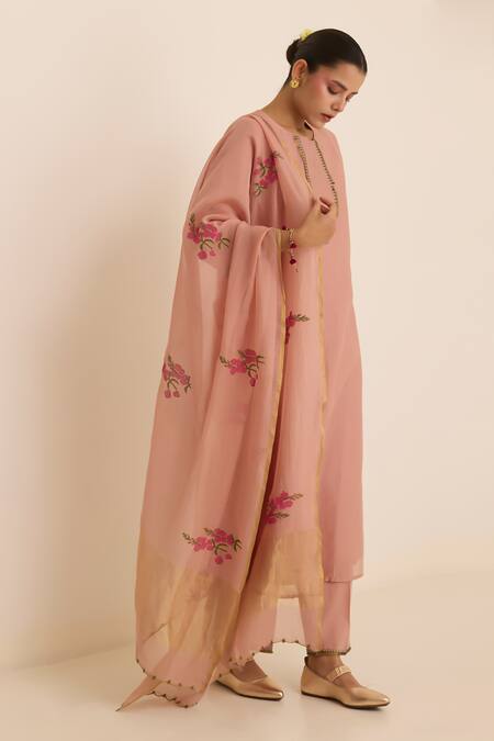 Juanita By Shubhda_Pink Chanderi Embroidery Split V-neck Ivy Peach Kurta Set _at_Aza_Fashions