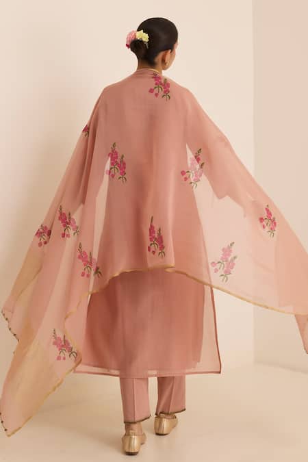 Buy_Juanita By Shubhda_Pink Chanderi Embroidery Split V-neck Ivy Peach Kurta Set 
