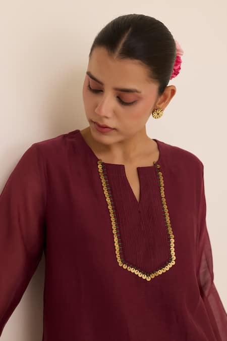 Juanita By Shubhda_Maroon Chanderi Embroidery Round Neck Ivy Kurta Pant Set _at_Aza_Fashions