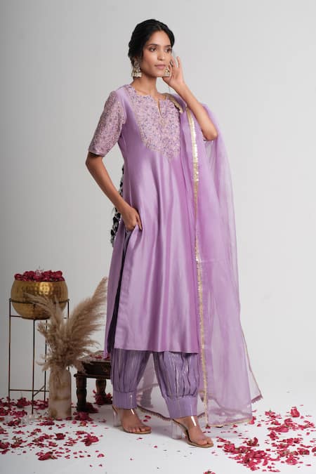 Buy_Muditaa By Urmila_Lavender Chanderi Silk Embroidery Split V-neck Abha Kurta And Farshi Salwar Set _Online_at_Aza_Fashions