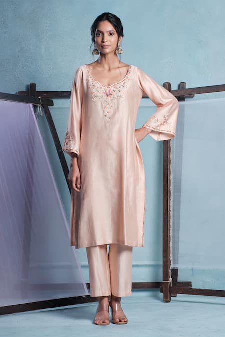 Muditaa By Urmila_Peach Chanderi Silk Embroidery Round Neck Amaya Kurta Pant Set _Online_at_Aza_Fashions