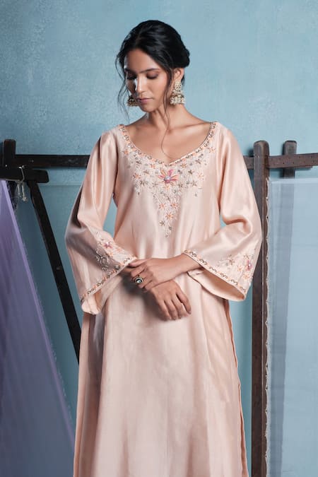 Buy_Muditaa By Urmila_Peach Chanderi Silk Embroidery Round Neck Amaya Kurta Pant Set _Online_at_Aza_Fashions