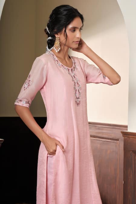 Buy_Muditaa By Urmila_Blush Chanderi Silk Embroidery Keyhole Neck Meera Kurta And Pant Set _Online_at_Aza_Fashions