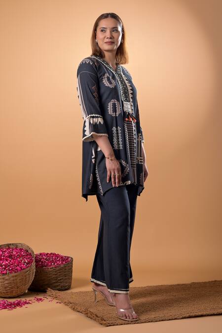 Buy_Mamicha_Black Cotton Embroidery V-neck Printed Kurta And Pant Set_Online_at_Aza_Fashions