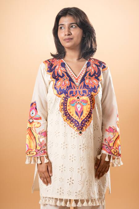 Mamicha_Off White Cotton Embroidery V-neck Kurta And Pant Set_at_Aza_Fashions