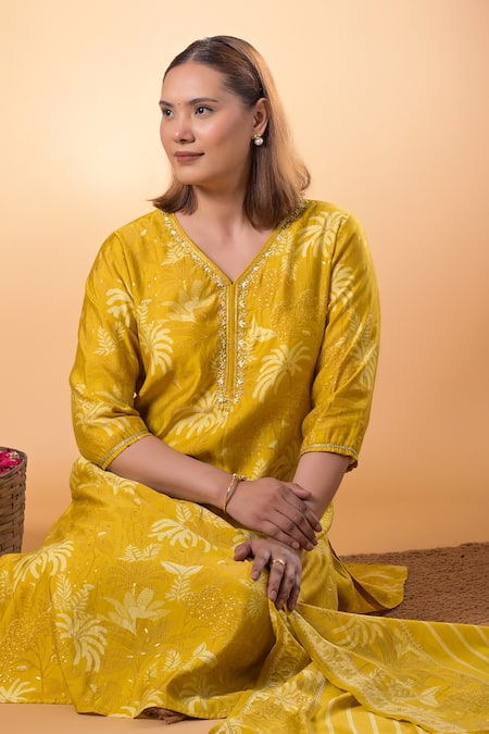Mamicha Yellow Cotton V-neck Fleur Print Kurta Pant Set at Aza Fashions Mamicha_Yellow Cotton V-neck Fleur Print Kurta Pant Set_at_Aza_Fashions