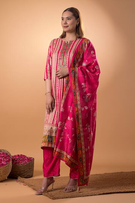 Mamicha_Pink Cotton Embroidery Split V-neck Printed Kurta Set_Online_at_Aza_Fashions