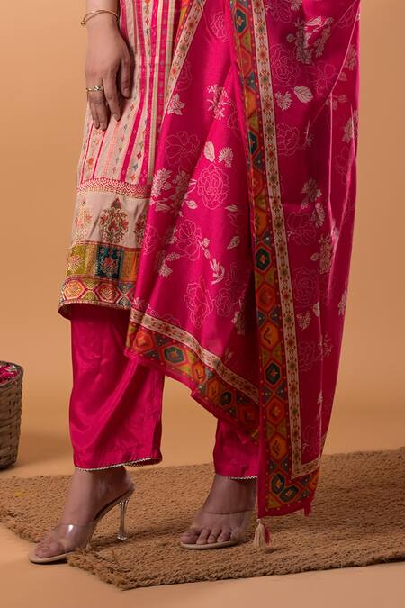 Buy_Mamicha_Pink Cotton Embroidery Split V-neck Printed Kurta Set_Online_at_Aza_Fashions