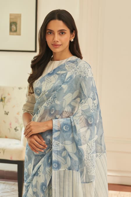Vaayu_Blue Muslin, Cotton Floral Pattern Saree With Unstitched Blouse Piece_at_Aza_Fashions