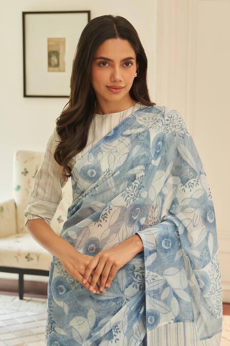 Buy_Vaayu_Blue Muslin, Cotton Floral Pattern Saree With Unstitched Blouse Piece