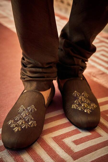 Seema Gujral_Olive Green Silk Embroidery Geometric Work Sherwani Kurta Set _Online_at_Aza_Fashions