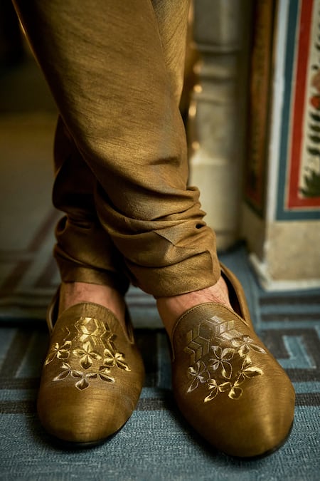 Seema Gujral_Green Silk Embroidery, Brooches Textured Sherwani Set _Online_at_Aza_Fashions