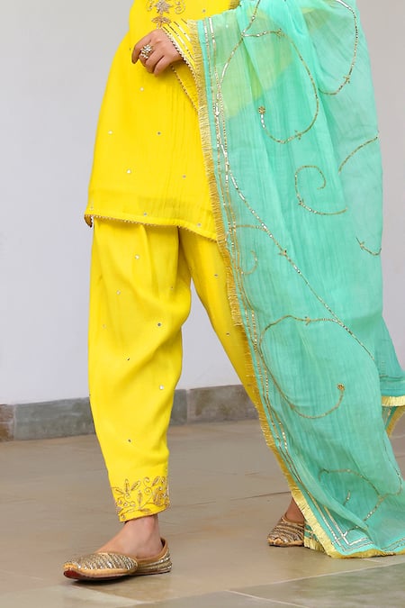 Buy_Sanam_Yellow Chanderi Mirrors Round Neck Zardozi Embroidered Kurta Set 