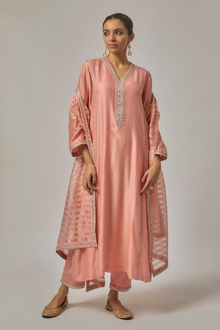Priyal Prakash_Peach Chanderi Gota Patti, Embroidery, Zari V-neck Kurta Set _at_Aza_Fashions