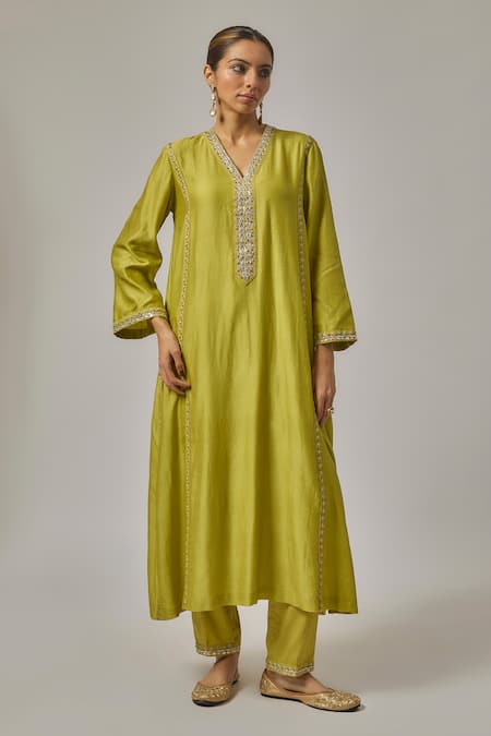 Priyal Prakash_Green Chanderi Gota Patti, Zari, Embroidery V-neck Work Kurta Set _Online_at_Aza_Fashions