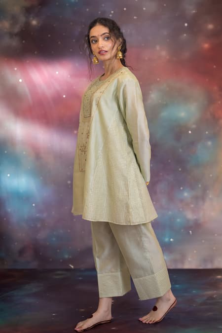 Buy_Kacha Tanka_Green Chanderi Embroidery Round Neck Sidra Kurta And Pyjama Set _Online_at_Aza_Fashions
