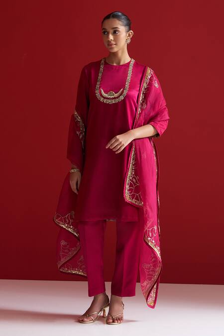 Sitaraa_Red Embroidery Round Neck Tejasi Rubine Kurta With Pant _at_Aza_Fashions