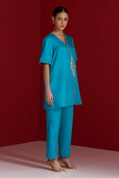 Buy_Sitaraa_Blue Embroidery V-neck Ameya Cerulean Kurta With Pant _Online_at_Aza_Fashions