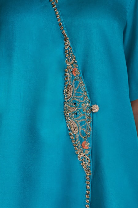 Sitaraa_Blue Embroidery V-neck Ameya Cerulean Kurta With Pant _at_Aza_Fashions