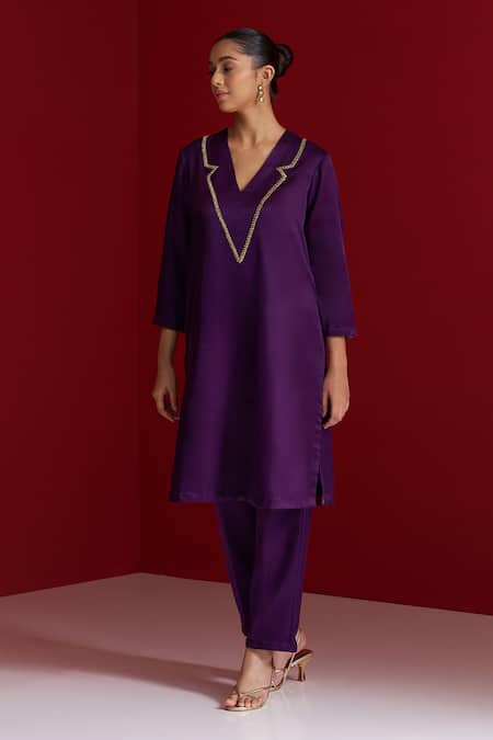 Sitaraa_Purple Embroidery V-neck Verangini Royal Kurta With Pant _Online_at_Aza_Fashions