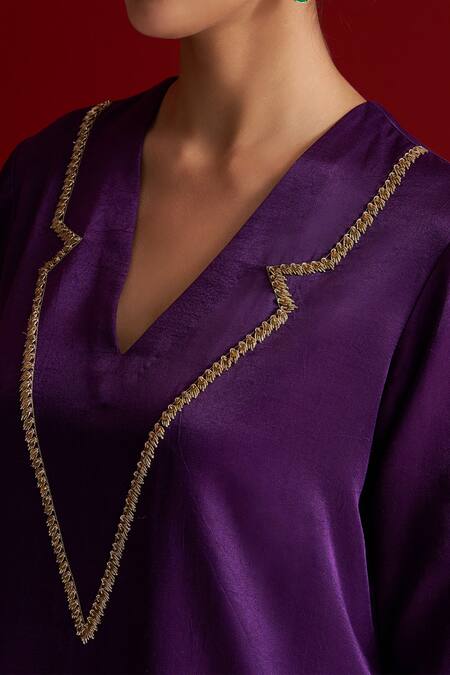 Sitaraa_Purple Embroidery V-neck Verangini Royal Kurta With Pant _at_Aza_Fashions