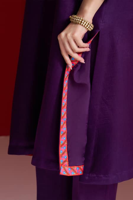 Sitaraa_Purple Embroidery V-neck Manjiri Royal Kurta With Pant _at_Aza_Fashions