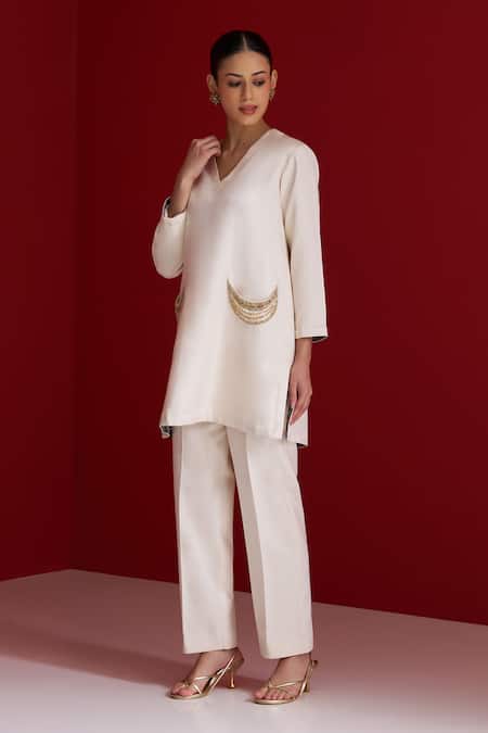 Buy_Sitaraa_Ivory Chains V-neck Chandrika Chaand Pocket Kurta With Pant _Online_at_Aza_Fashions