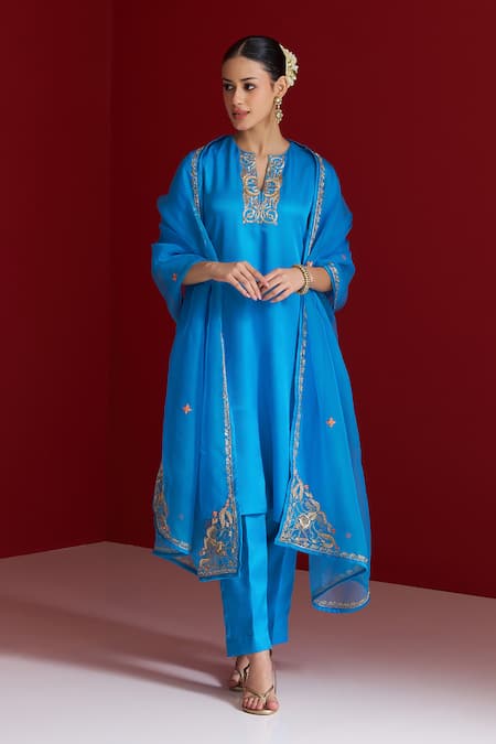 Sitaraa_Sky Blue Embroidery Round Neck Aalaya Kurta With Pant _at_Aza_Fashions