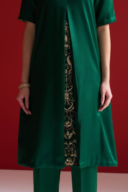 Sitaraa_Green Embroidery V-neck Ambhrini Pleated And Kurta With Pant _at_Aza_Fashions