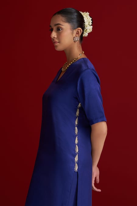 Buy_Sitaraa_Blue Embroidery V-neck Kanchana Kurta With Pant _Online_at_Aza_Fashions