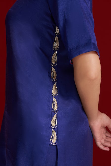 Sitaraa_Blue Embroidery V-neck Kanchana Kurta With Pant _at_Aza_Fashions