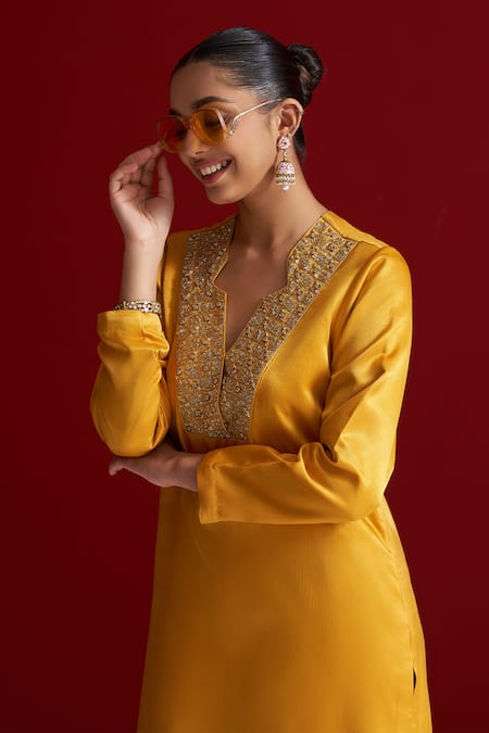 Sitaraa_Mustard Embroidery V-neck Jwala Kurta With Pant _at_Aza_Fashions